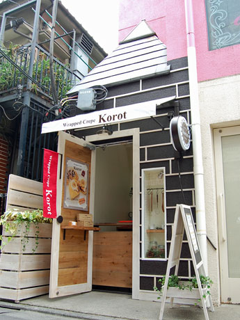 わずか1坪の店舗でクレープを販売する「コロット」外観