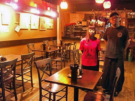 ライブバーのランチ時間を活用した。写真左からスタッフの寺嶋起身江さん、柴田貴史店長