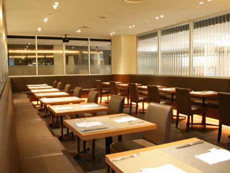 白と茶色を基調に「落ち着いてくつろげる」雰囲気に仕上げた店内