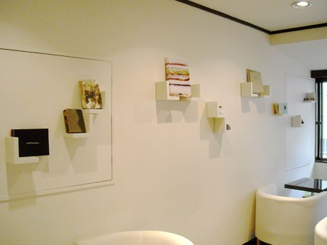 カフェの壁面や本棚の上などに各作品を展示している