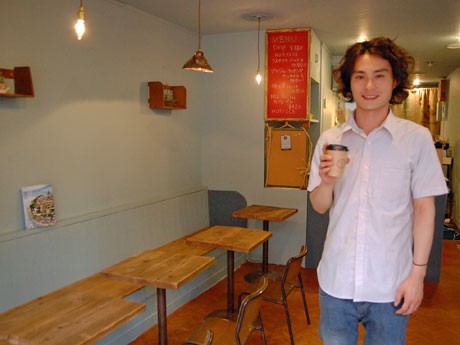 自分たちの手で作り上げた店内でスペシャルティコーヒーを提供する「猿田彦珈琲」。写真はオーナーの大塚朝之さん