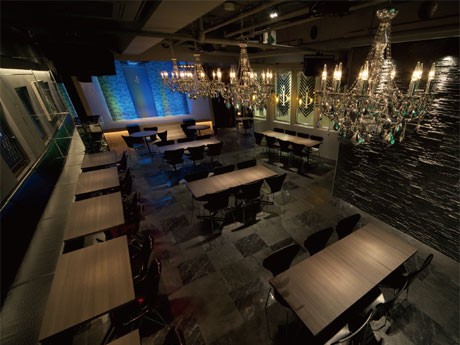 店内には3面スクリーンやDJブース、ステージなどを完備する。PHOTO：SEIRYO STUDIO 山田 誠良 DESIGN：岩本 勝也+ EMBODY DESIGN