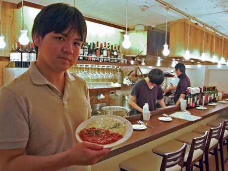 白や茶色を基調に「柔らかくアットホームな雰囲気」に仕上げた店内。写真はオーナーの高城直弥さん