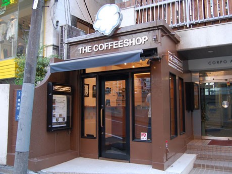 約3坪の店内ではコーヒーのほかマグカップなどのグッズも販売する