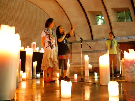 会場にはキャンドルアーティストCandle JUNEさんのキャンドルがともる（写真＝前回の様子）