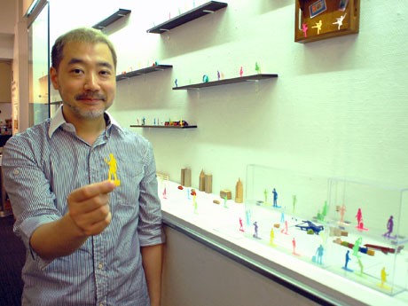 Killigraphこと瀬川卓司さんが持つのは自身をかたどった「切りグラフ付箋」