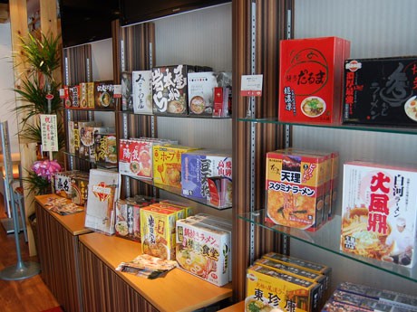 「名店伝説シリーズ」各商品が並ぶ店内。各商品は販売も行う