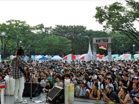 ステージではハイスタ・難波章浩さんらのライブ、福島県出身の詩人・和合亮一さんらのトークなども展開する（写真は昨年の様子）