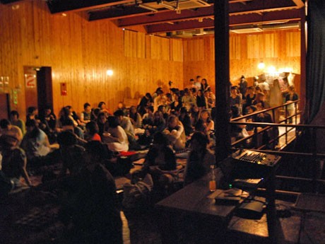 当日は「一日館長」スタイリスト伊賀大介さんがセレクトした映画「スティル・クレイジー」を上映する（写真＝前回の様子）