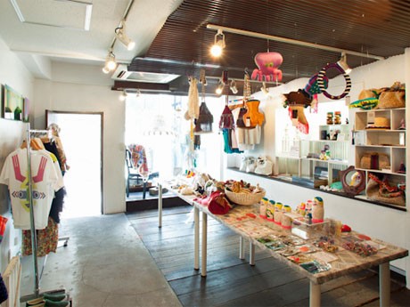 店内には「Splash（スプラッシュ）」をテーマに、海や夏を感じさせる商品を集積する。PHOTO 川瀬一絵（ゆかい）