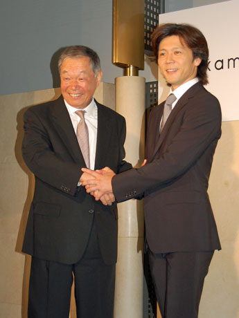 会見に登壇した東急文化村・渡辺惇社長（左）とバレエダンサー熊川哲也さん（右）