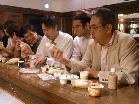 「オフ会」として定期開催している「スイーツ交流会」（写真）は全国に開催の場を広げている