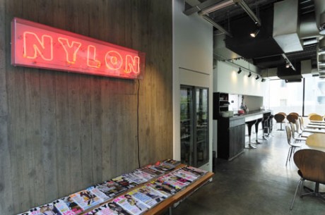 NY発の「アーバンスタイル」がコンセプトの店内（写真）には各国の「NYLON」もディスプレー