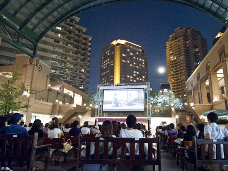 300インチの大型スクリーンを設置した屋外会場で映画を上映する（写真＝昨年の様子）