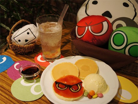 喫茶で提供するコラボメニュー「ぷよぷよゼリーソーダ」と「ぷよぷよらくがきパンケーキ」（各600円）