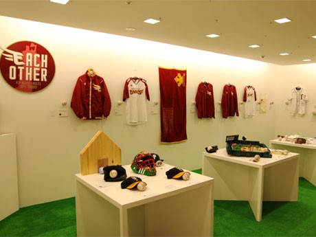 鉄平選手、田中将大選手らの練習用ユニホームなど出品物を展示する場内
