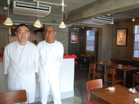 同店を切り盛りする店主の正野富士雄さん（左）とスタッフの金井浩行さん（右）