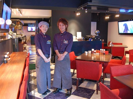 新メニューを提供するほか、店内の内装やスタッフのユニホームも既存店と変えている