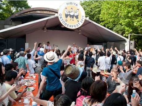 ビールやソーセージなどを提供する飲食ブースんほか、東北地方のB級グルメも提供する。写真＝5月に開催された「日比谷オクトーバーフェスト 2011」の様子