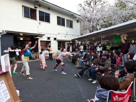 「アートピクニックVOL.4」で披露されたコンテンポラリー・ダンスカンパニー「珍しいキノコ舞踊団」のダンスパフォーマンスの様子