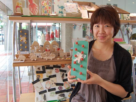 ブナの木で作った動物をモチーフにしたミニカー、家の形をした一輪挿しなどを販売する木工作家のキッコロさん