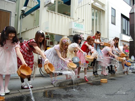 ゴスロリ姿などの参加者が一斉に打ち水を行った