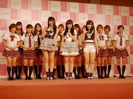 オープン記念発表会に参加した（左から）前田亜美さん、多田愛佳さん、岩佐美咲さんと（後列）ユニホームを着たショップスタッフ