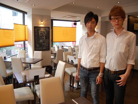 白を基調に仕上げた店内。写真はスタッフの金宇宙（ウジュ）さん（左）とカン・イルボンさん（右）