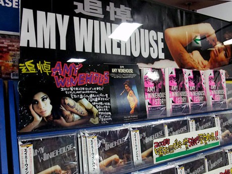 「在庫薄」の状態から商品入荷とともに開設にこぎつけたエイミー・ワインハウスさんの特設コーナー