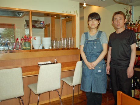 店名の「トロケ」はフランス語で「小さな店」を意味する。写真は（左から）木村清香さんと中根正道さん
