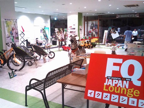 ラウンジ内には椅子を配置するほか「パパ向け」育児グッズなどを展示している