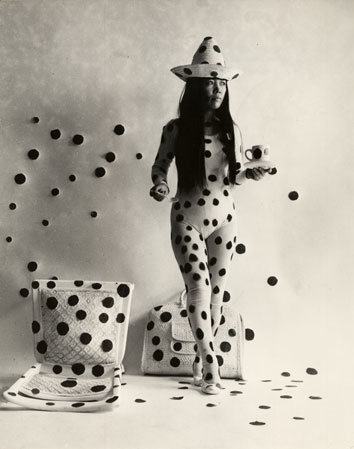 パフォーマンス「水玉による自己消滅」（1968年、photo by Hal Reiff）&copy; YAYOI KUSAMA