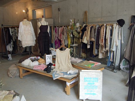 コレクションアイテムをはじめ、アーティスト加賀美健さんとコラボレーションしたアイテムなども扱う店内