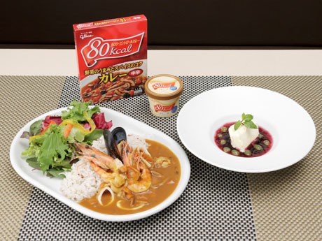 アイスなどもついて計463キロカロリーの「シーフードカレーセット」（500円）