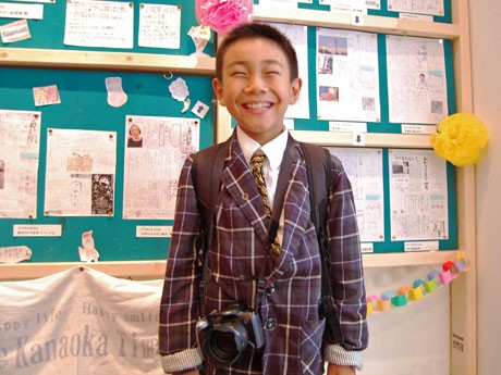 「みんなが笑顔になれるように」と話す小学4年生の編集長・金岡陸君