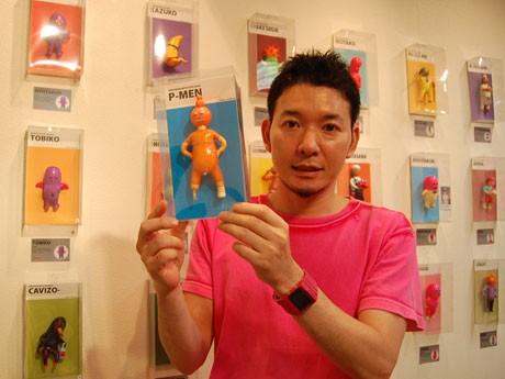 明太子のキャラクター「めんた君」など新作70点を展示・販売。写真はフィギュアイラストレーターのデハラユキノリさん