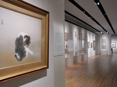 猫や鴨、白クマなど動物を描いた日本画64点を展示する場内