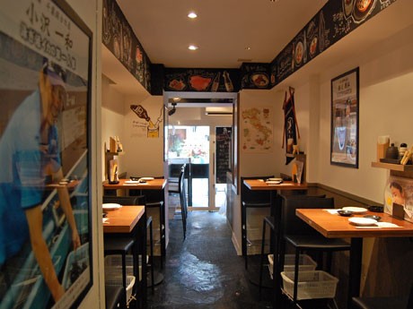 各地の漁港や仲買人の写真などをディスプレーしている店内