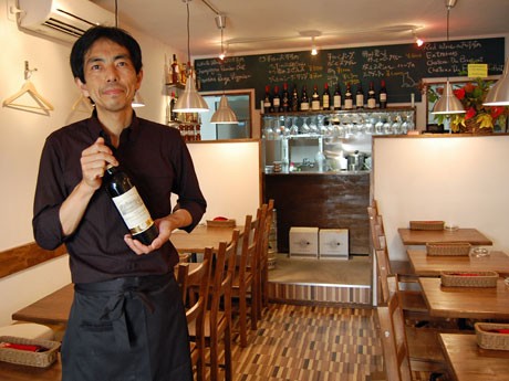 「自宅に近い雰囲気」に仕上げたという店内。写真はオーナーの佐藤大介さん