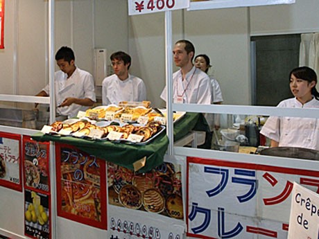 各国・地域の約60企業・団体が飲食や旅行情報・物販などのブースを出展する。写真＝東京ビッグサイトで開催された昨年の様子