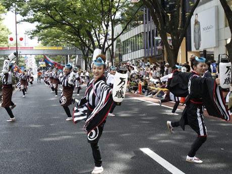 表参道の路上などを会場に各地のチームが「よさこい」を披露する。写真は昨年の様子