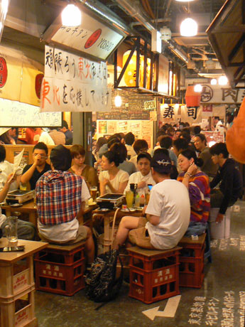 多くの人でにぎわう「渋谷肉横丁」の様子