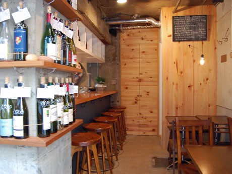 木材やスチールを取り入れ「甘くなりすぎないように」仕上げたという店内