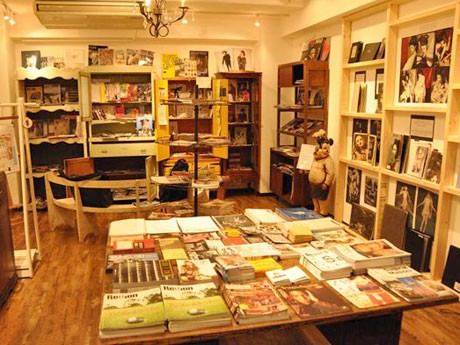 「オンリー・フリーペーパー」店内（＝写真）では親指に似顔絵を描く企画を展開