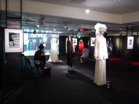 パリコレ衣装展示などのほか英「ヴィクトリア・アンド・アルバート博物館」で紹介されていた映像も流す