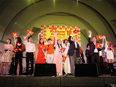 ステージではベトナムと日本のアーティストのライブや伝統芸能などを展開（写真は昨年の様子）