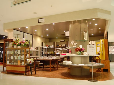 店頭には150種ほどのフリー紙・誌が店頭に並ぶ