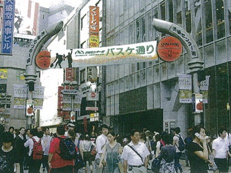 今月19日には入り口メーンポールに「バスケ通り」の横断幕も登場する（写真はイメージ）