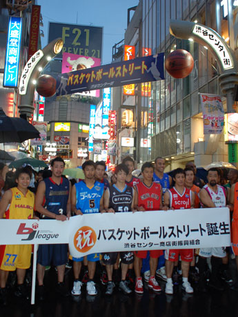 bjリーグ所属チームの選手たちもパレードに駆け付けた。後方には新たに掲げられた「バスケットストリート」の横断幕も