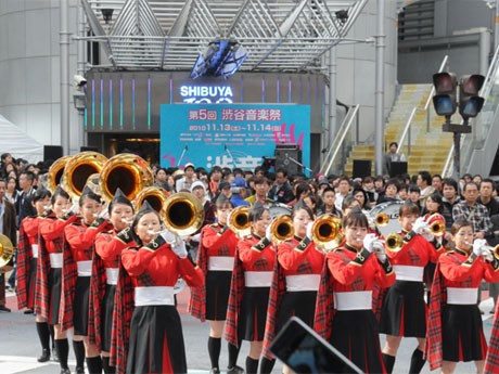 SHIBUYA109前や渋谷公会堂など渋谷各所をステージに展開する（写真は昨年の様子）